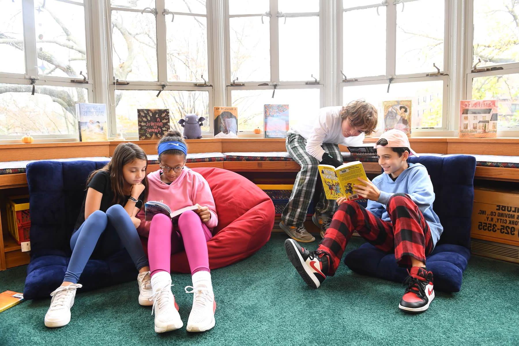 菲尔德斯顿学校五年级学生在图书馆分享书籍
