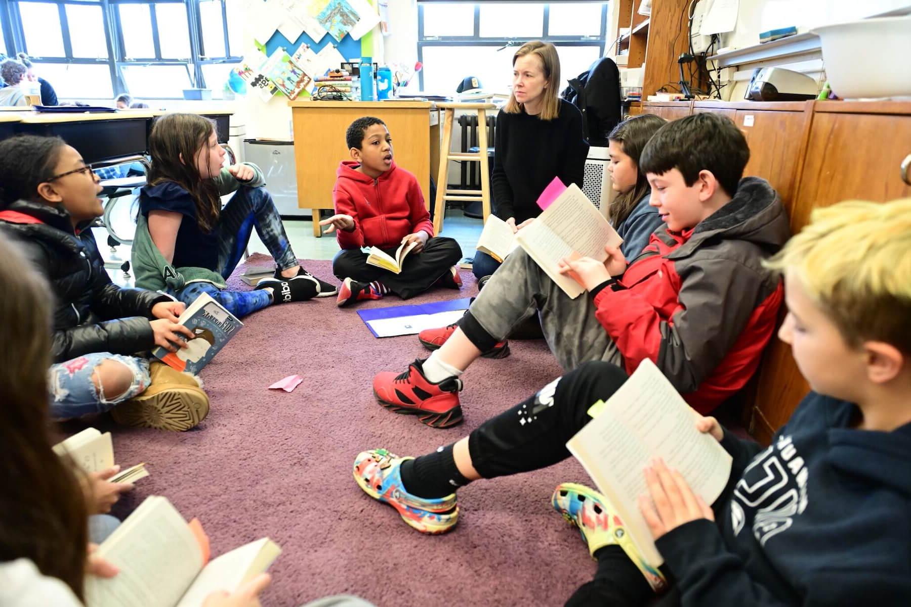 菲尔德斯顿低年级的学生围成一圈，和老师讨论一本关于神经多样性的书.