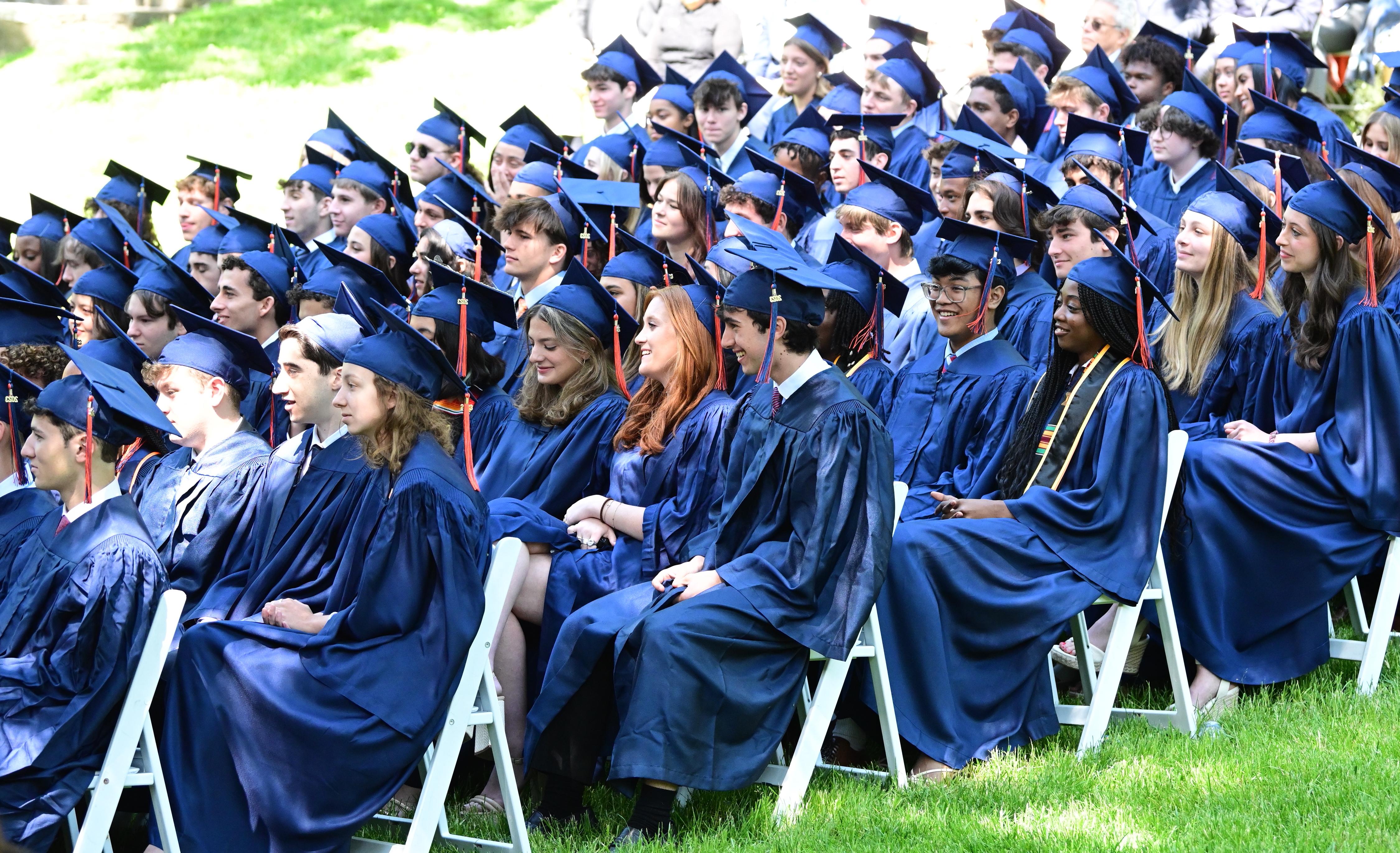 菲尔德斯顿学校的学生在毕业典礼上听演讲