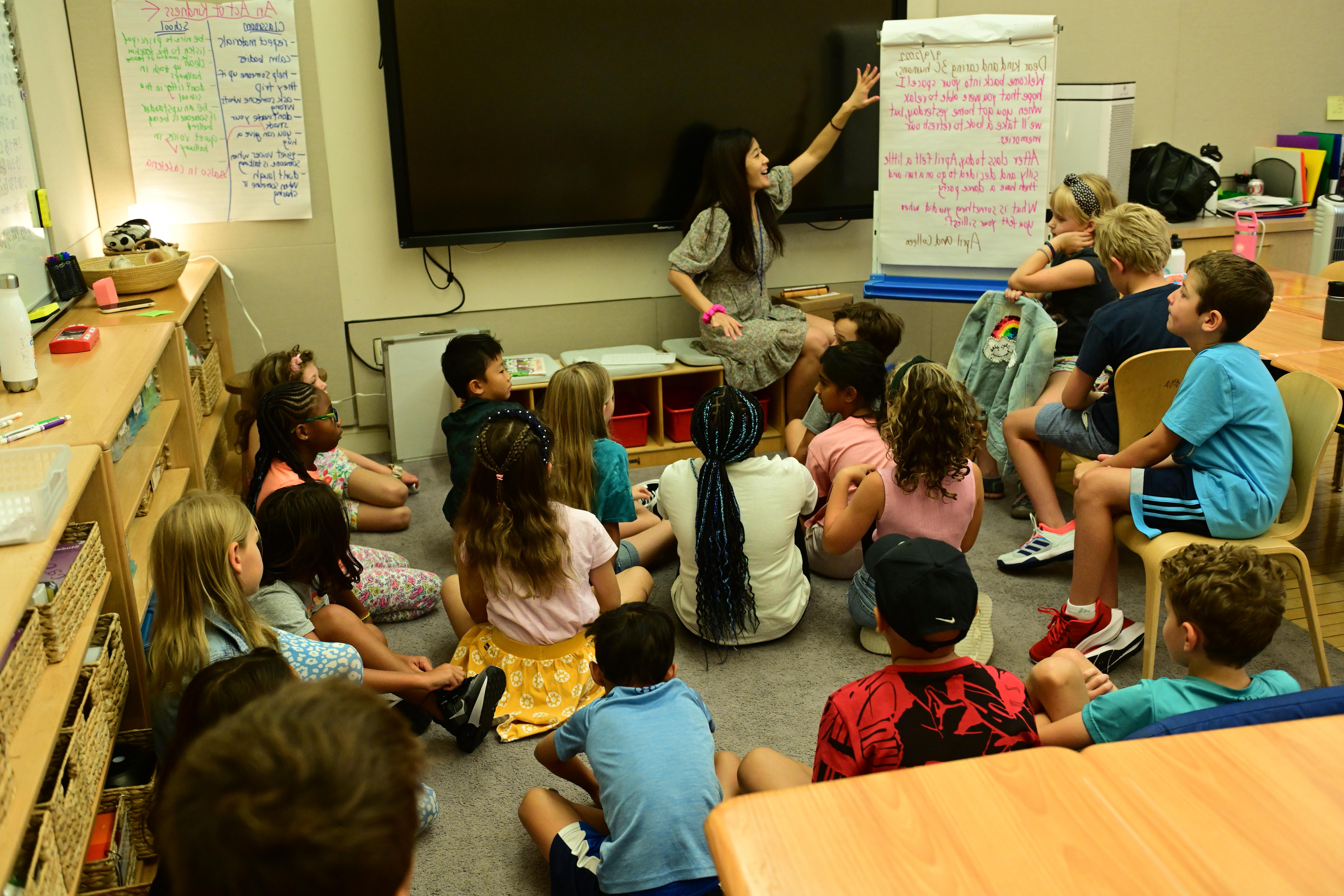 开学第一周，伦理文化班的学生们聚集在教室里，看着老师写的欢迎词