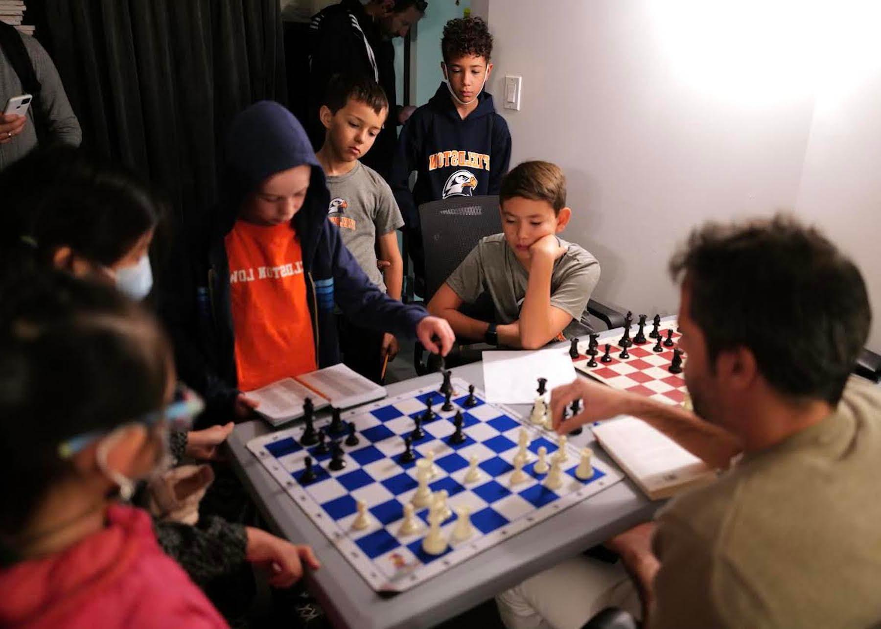 道德文化菲尔德斯顿学校菲尔德斯顿低年级学生在下棋