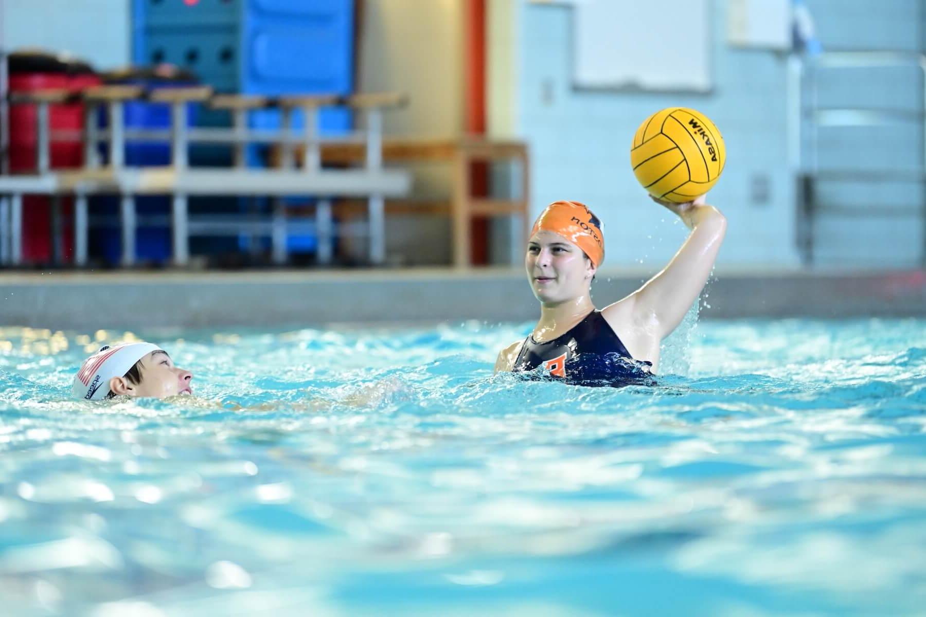 道德文化菲尔德斯顿学校菲尔德斯顿上水球运动员在游泳池扔球