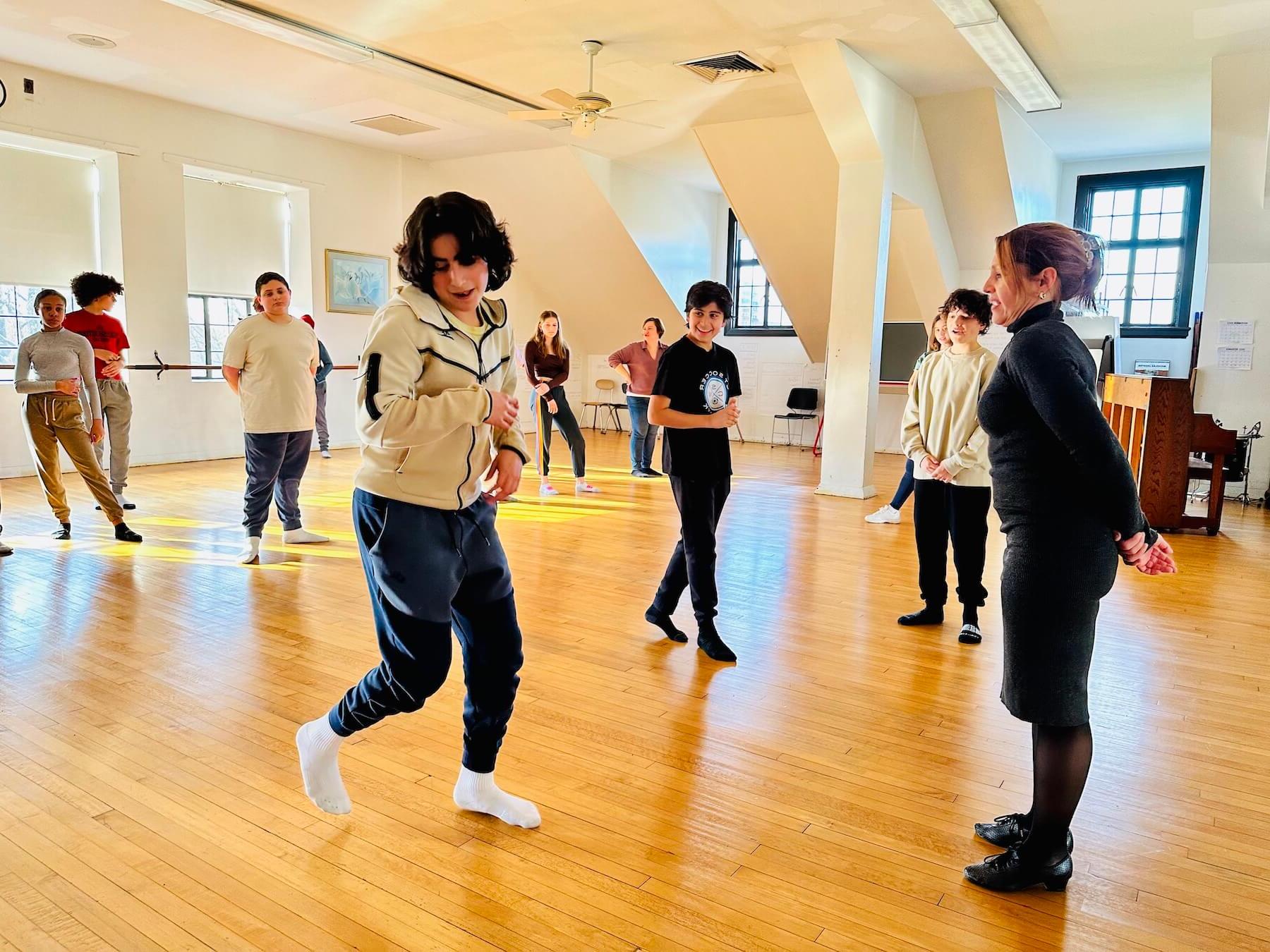 菲尔德斯顿中学学生在萨尔萨舞课上跳舞