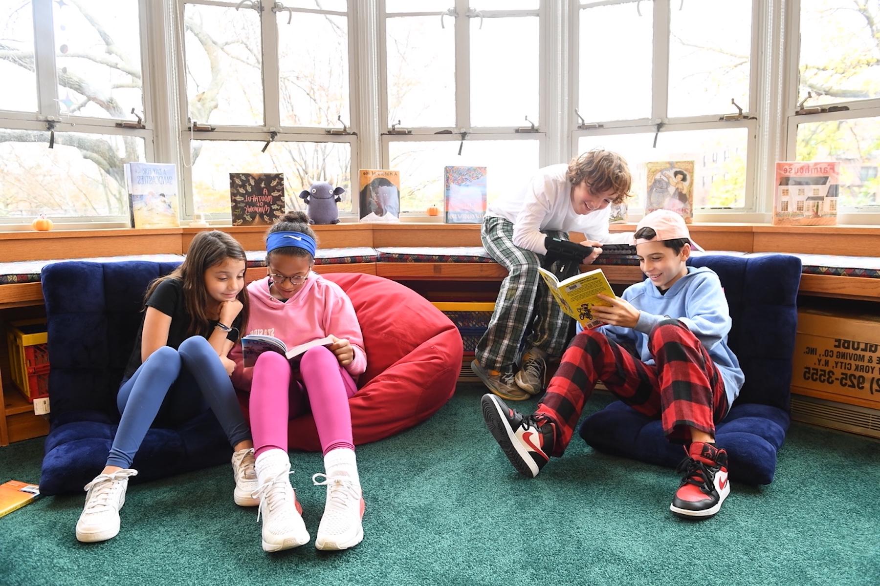 四个学生一起在菲尔德斯顿图书馆读书.