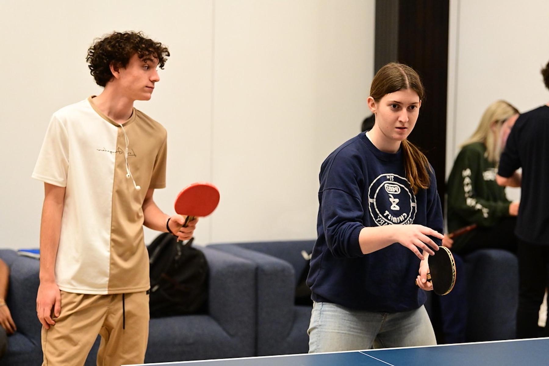 两个菲尔德斯顿高年级学生在练习乒乓球.