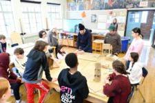 一群菲尔德斯顿中学的学生参加了模型建造课.