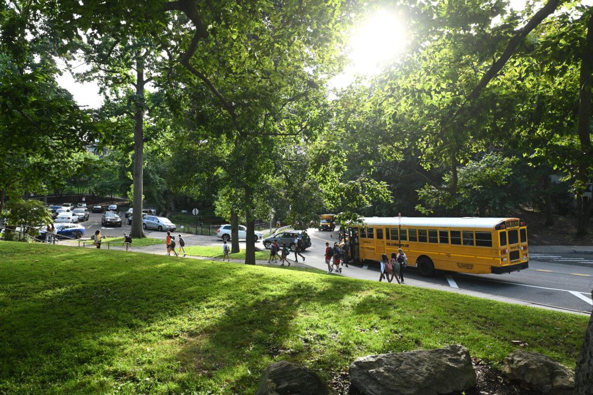 开学第一天，公共汽车停在菲尔德斯顿伦理文化学校