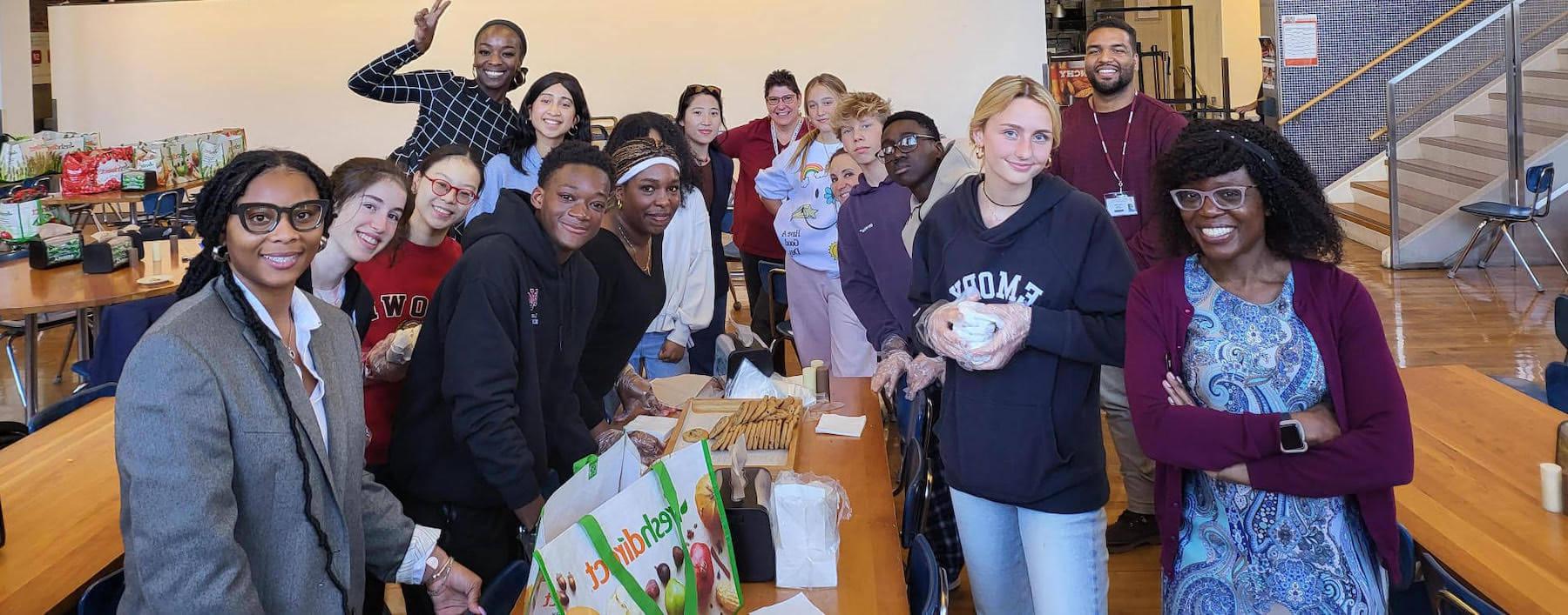 菲尔德斯顿伦理文化学校的一群学生为社区冰箱准备午餐.
